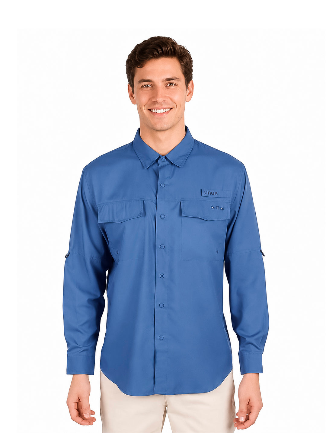Hombre vistiendo una camisa azul de manga larga estilo outdoor con dos bolsillos frontales y cuello.