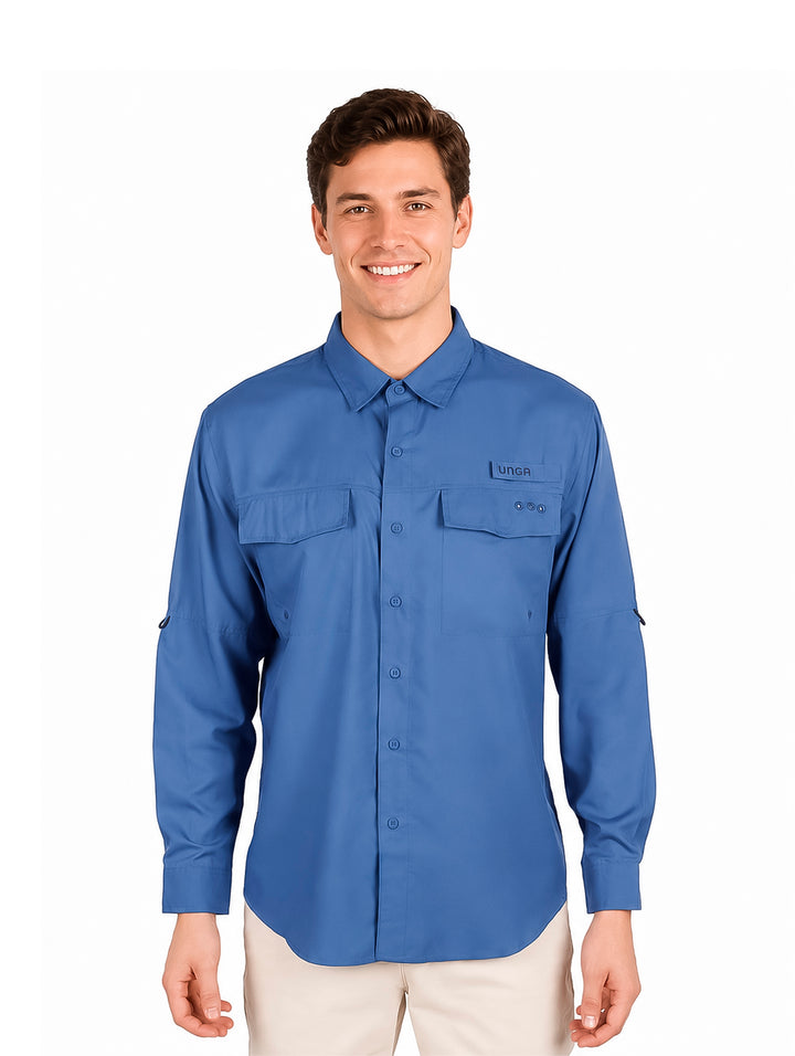 Hombre vistiendo una camisa azul de manga larga estilo outdoor con dos bolsillos frontales y cuello.