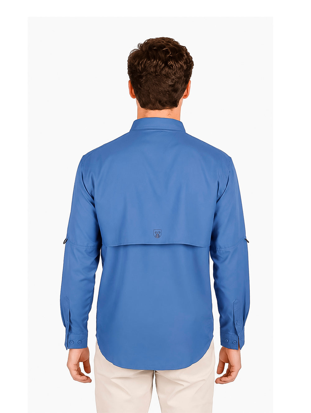 Hombre vistiendo una camisa azul de manga larga estilo outdoor con dos bolsillos frontales y cuello.