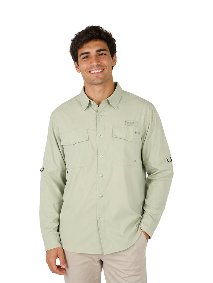 Hombre vistiendo una camisa outdoor de manga larga en color verde claro con bolsillos frontales.