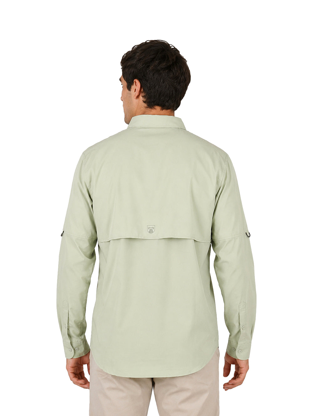 Hombre vistiendo una camisa outdoor de manga larga en color verde claro con bolsillos frontales.