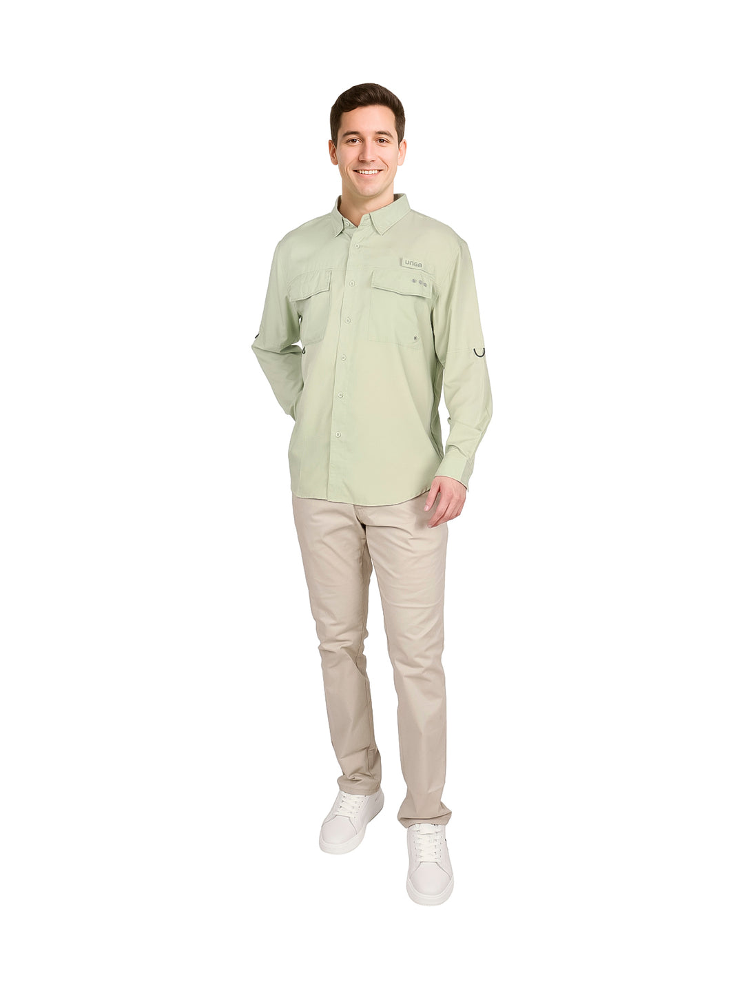 Hombre vistiendo una camisa outdoor de manga larga en color verde claro con bolsillos frontales.