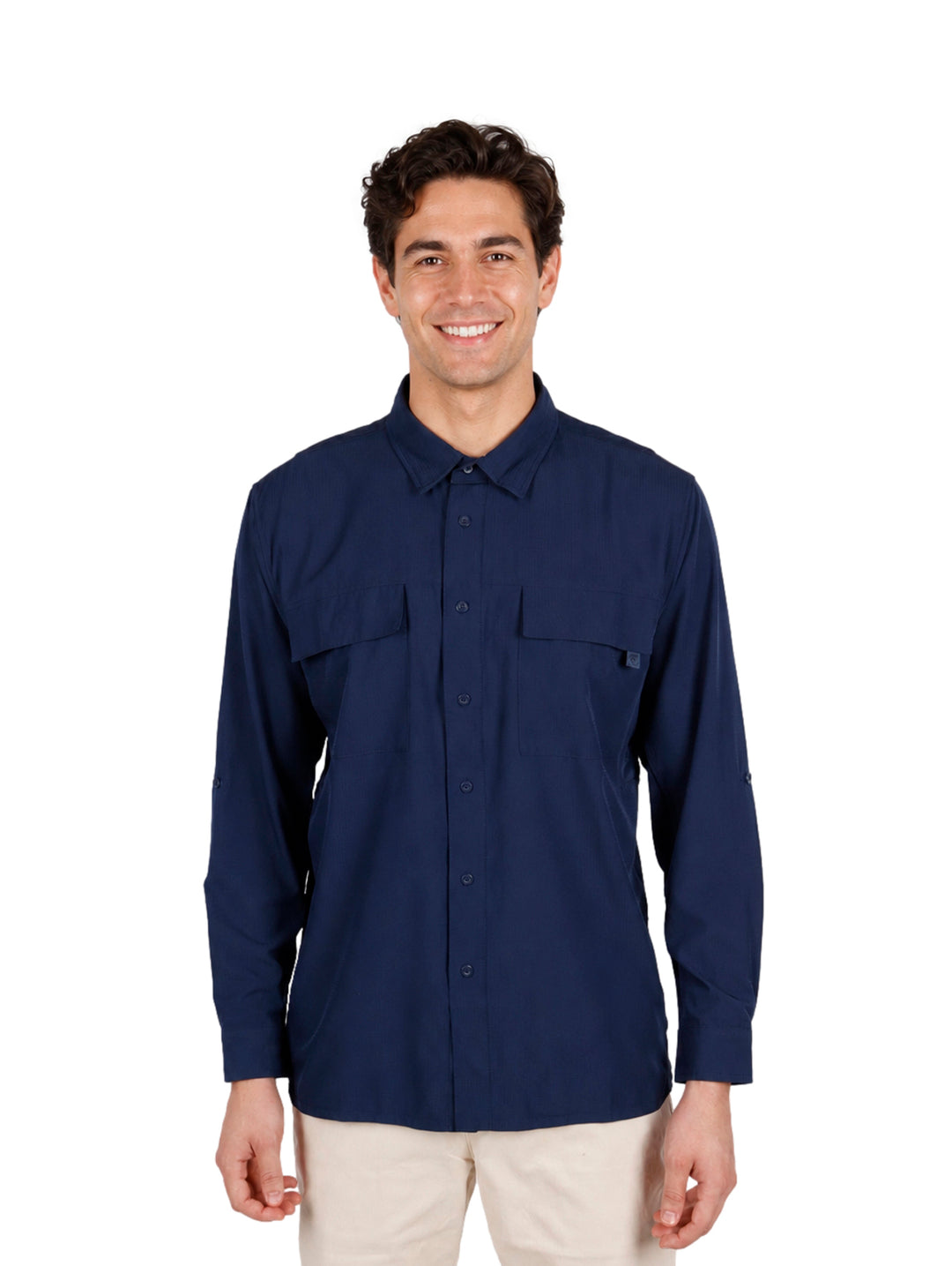 Hombre vistiendo una camisa outdoor de color azul marino con manga larga y bolsillos frontales.
