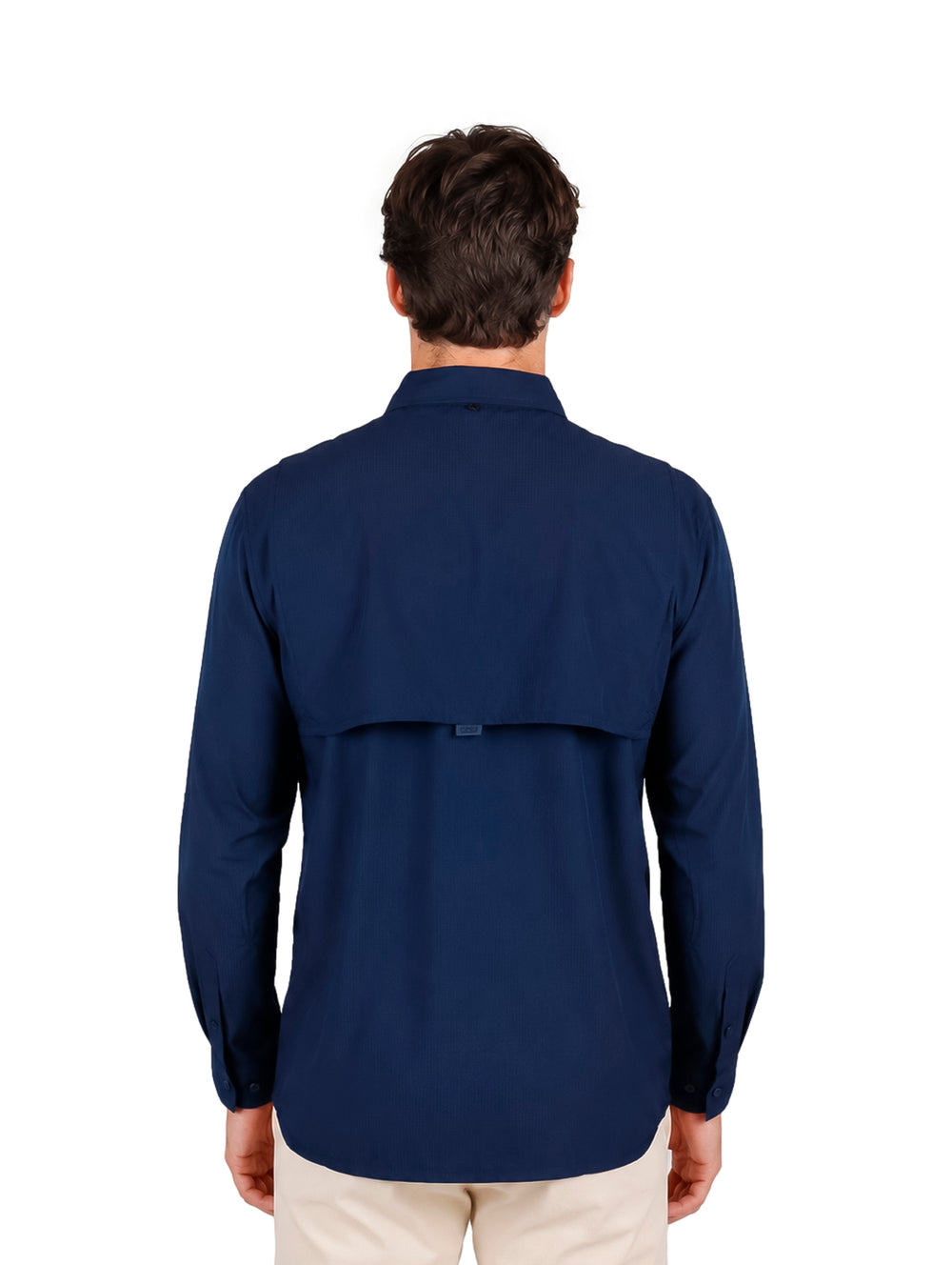 Hombre vistiendo una camisa outdoor de color azul marino con manga larga y bolsillos frontales.