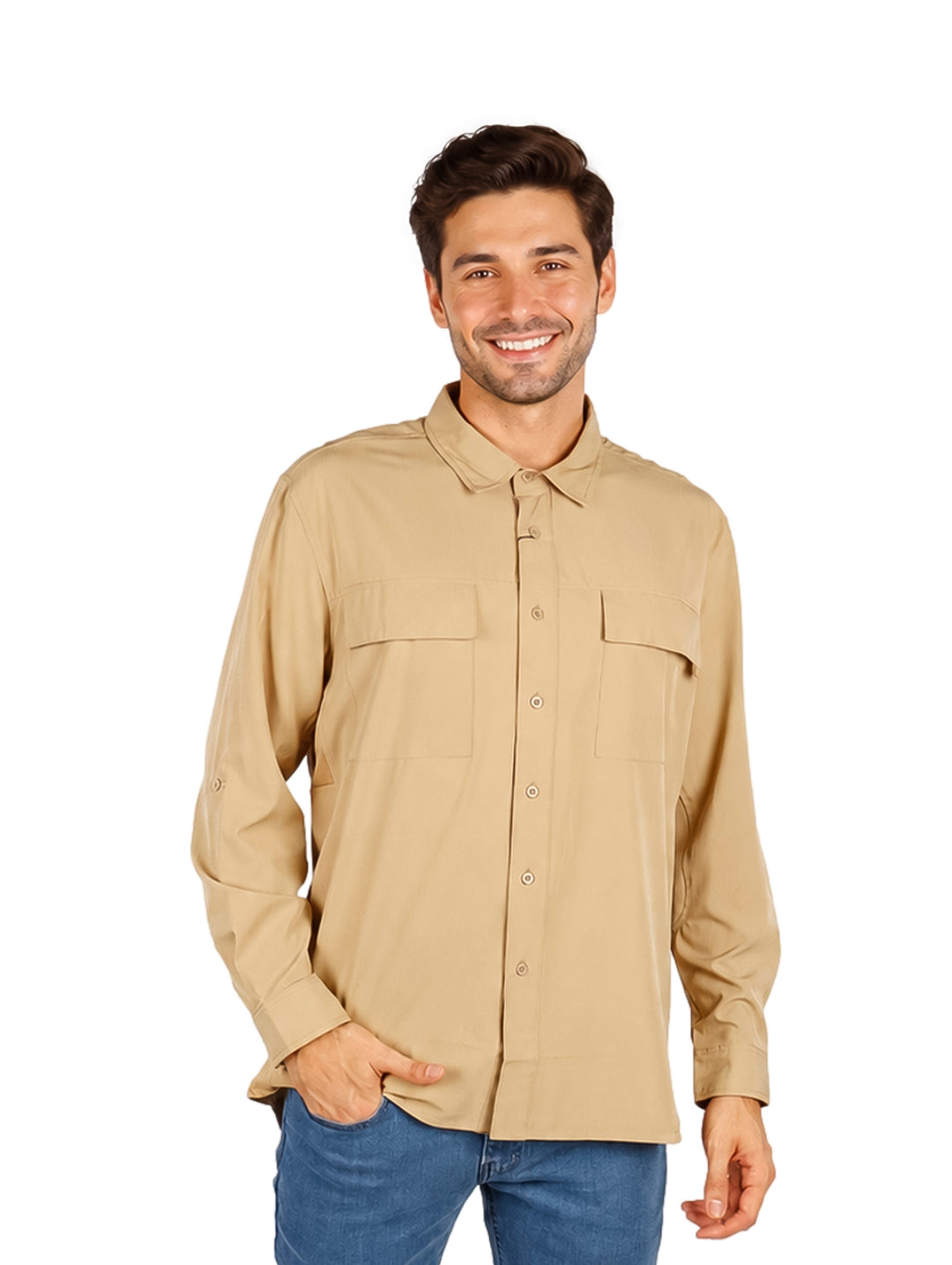 Hombre vistiendo una camisa color beige de manga larga con bolsillos frontales y cuello, estilo outdoor.