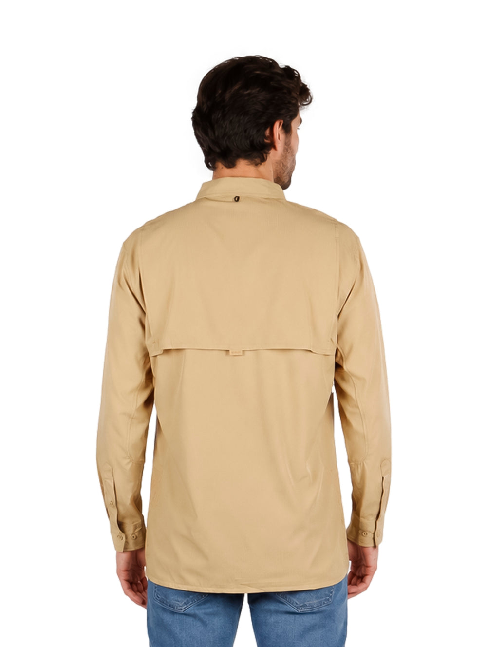 Hombre vistiendo una camisa color beige de manga larga con bolsillos frontales y cuello, estilo outdoor.