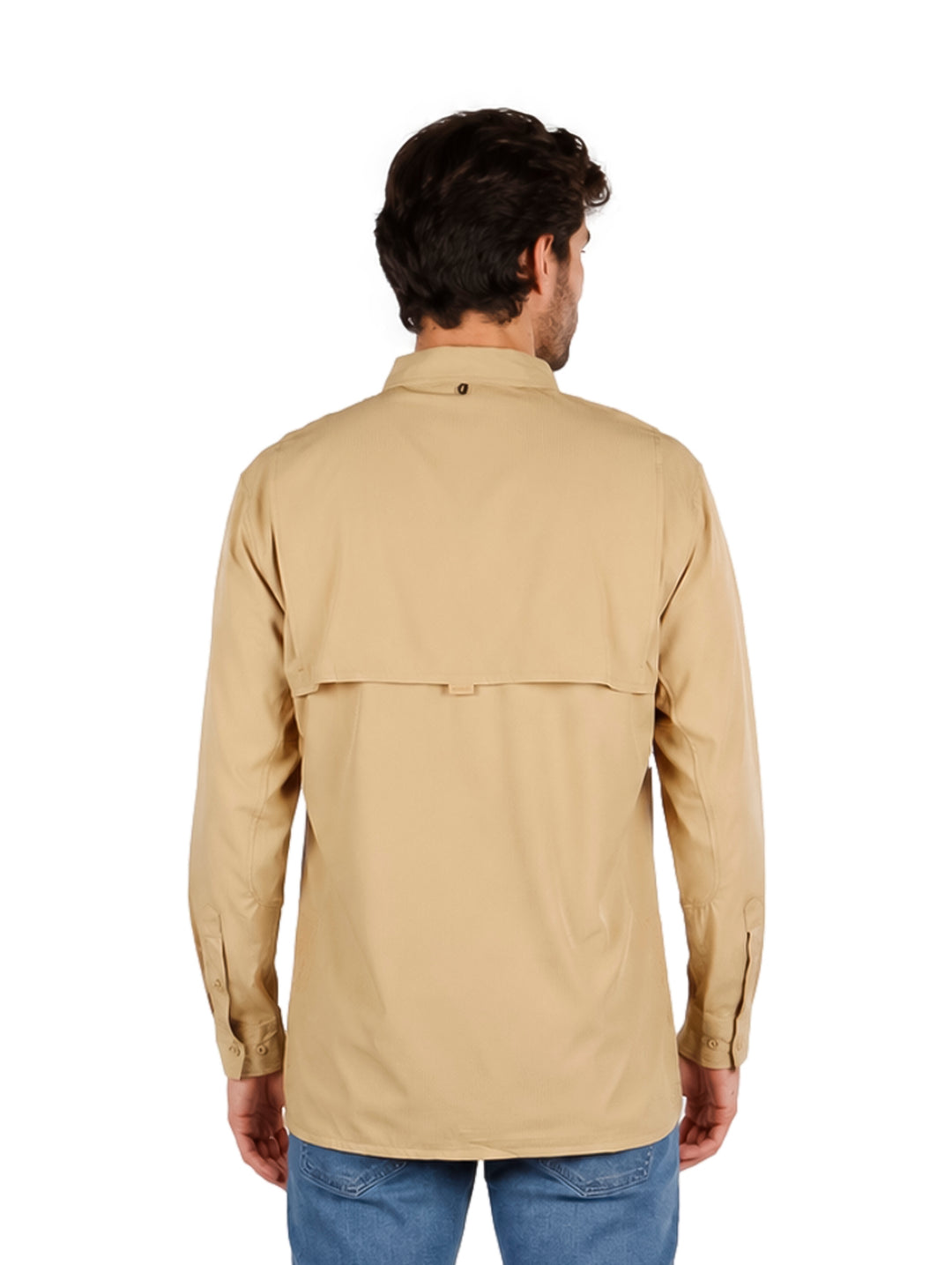 Hombre vistiendo una camisa color beige de manga larga con bolsillos frontales y cuello, estilo outdoor.