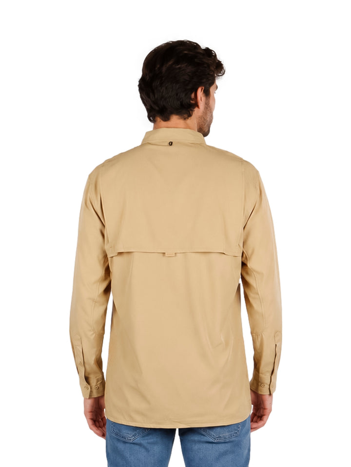 Hombre vistiendo una camisa color beige de manga larga con bolsillos frontales y cuello, estilo outdoor.