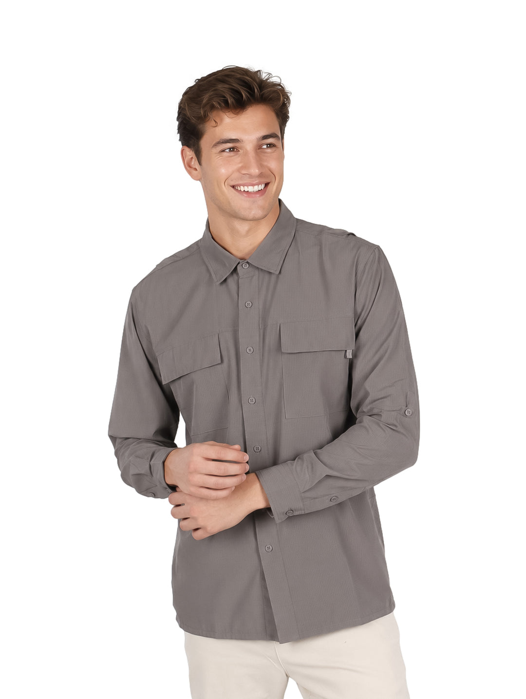 Hombre vistiendo una camisa de manga larga color gris org�nico con bolsillos frontales estilo outdoor.