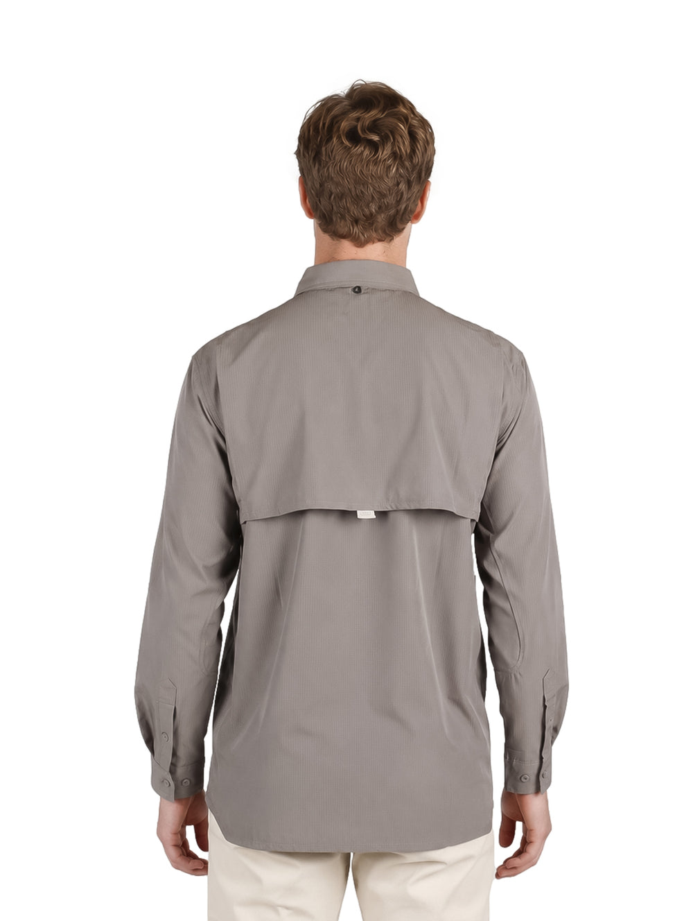 Hombre vistiendo una camisa de manga larga color gris org�nico con bolsillos frontales estilo outdoor.