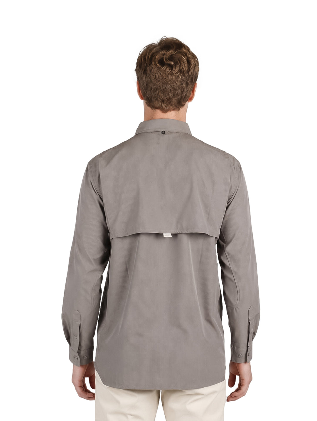 Hombre vistiendo una camisa de manga larga color gris org�nico con bolsillos frontales estilo outdoor.