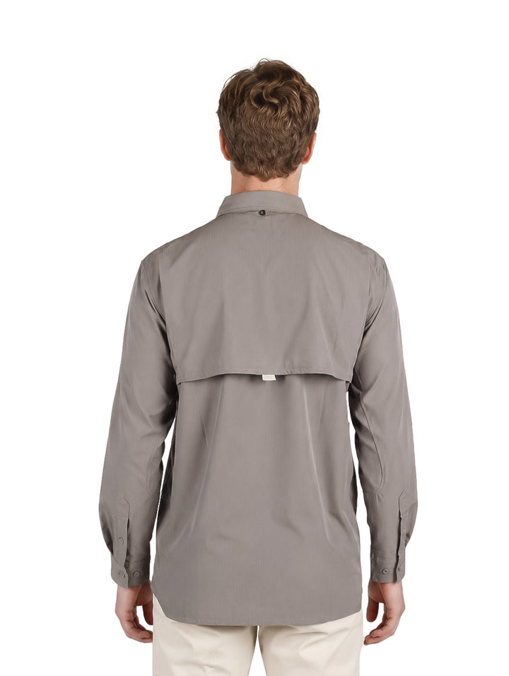 Hombre vistiendo una camisa de manga larga color gris org�nico con bolsillos frontales estilo outdoor.