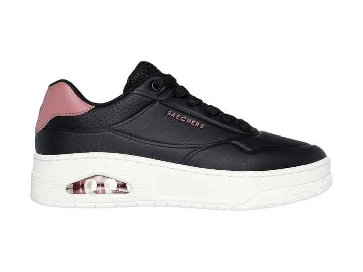Tenis Skechers color negro con suela blanca y detalle en rosa en el talón.