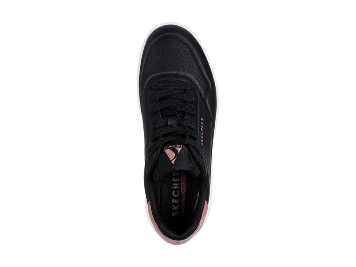 Tenis Skechers color negro con suela blanca y detalle en rosa en el talón.