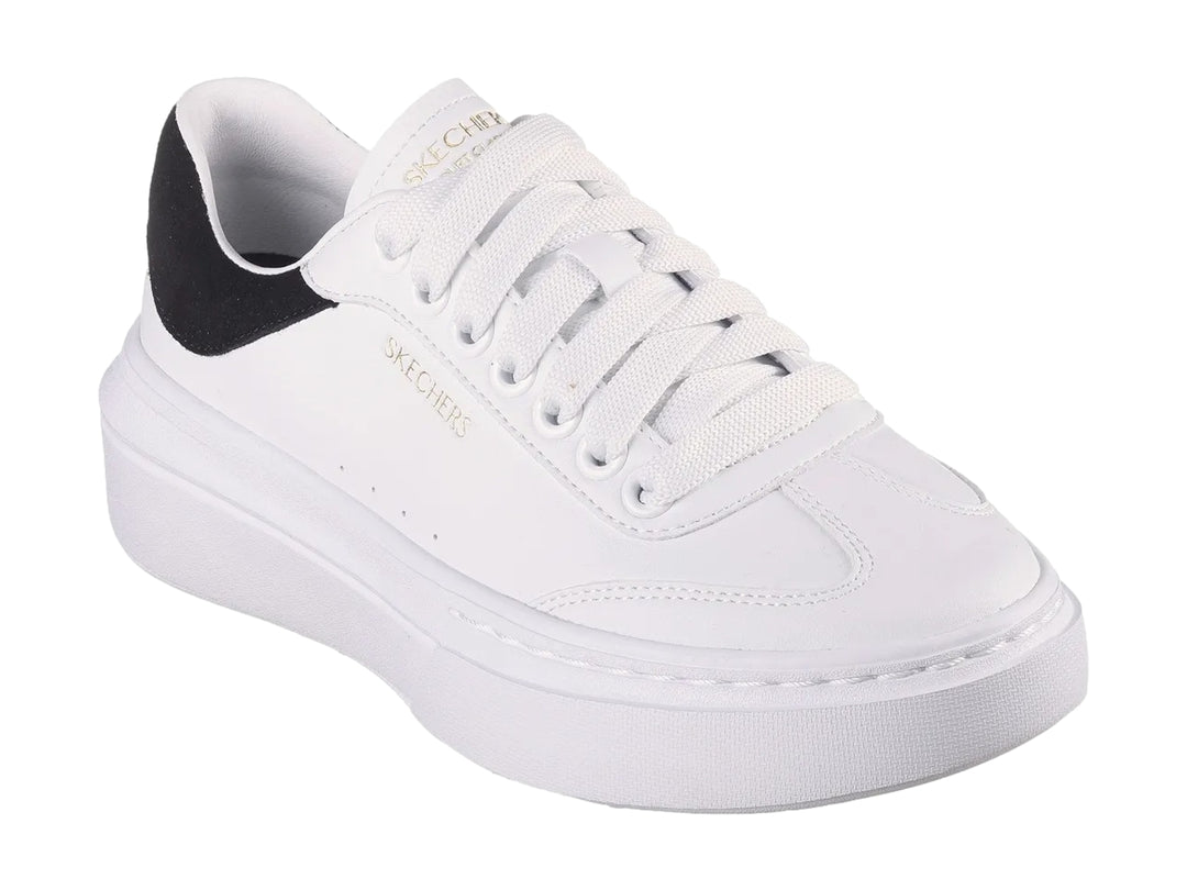 Tenis Skechers Cordova Classic en color blanco con detalle negro en el talón y suela de plataforma blanca.