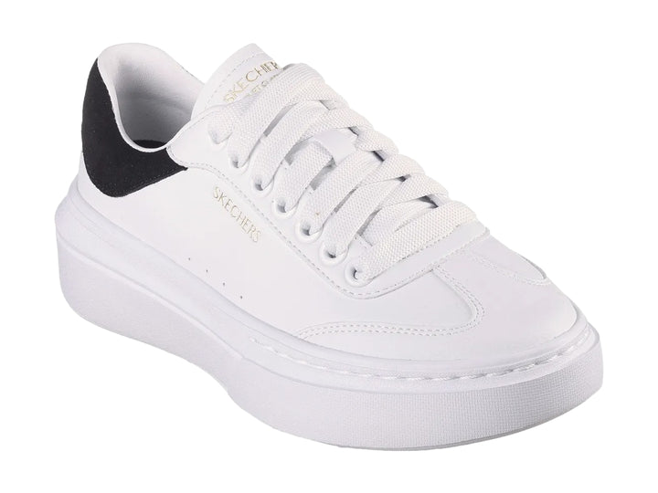 Tenis Skechers Cordova Classic en color blanco con detalle negro en el talón y suela de plataforma blanca.