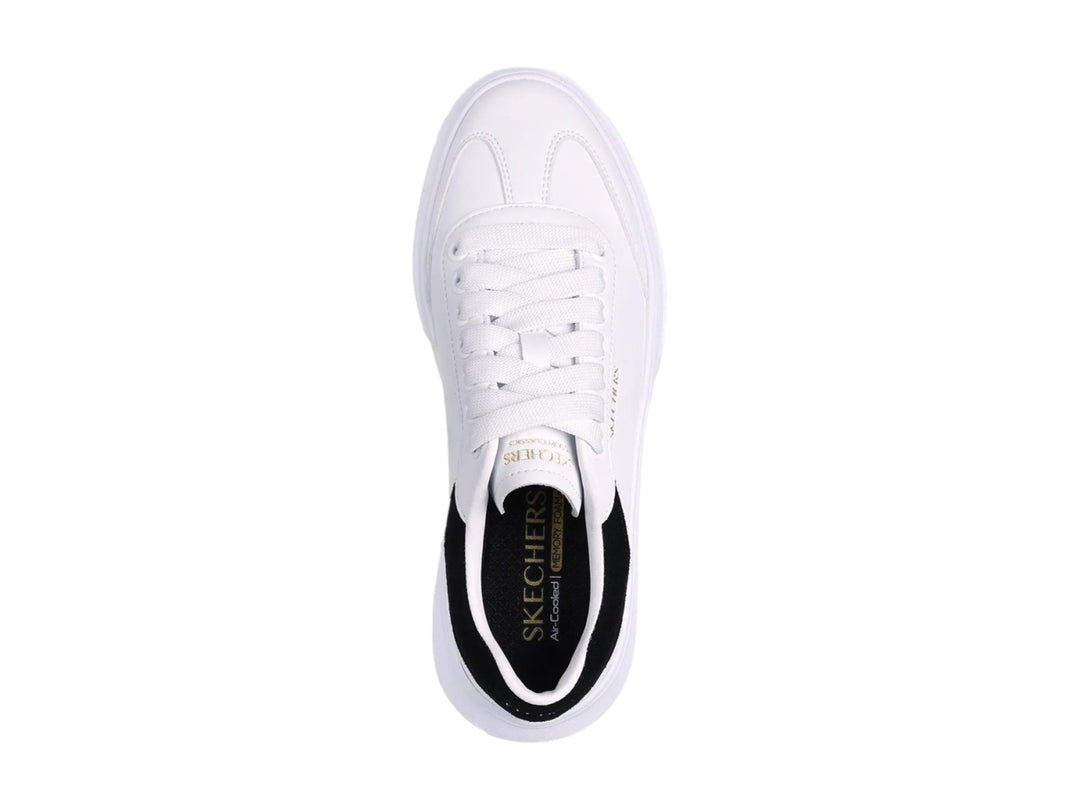 Tenis Skechers Cordova Classic en color blanco con detalle negro en el talón y suela de plataforma blanca.