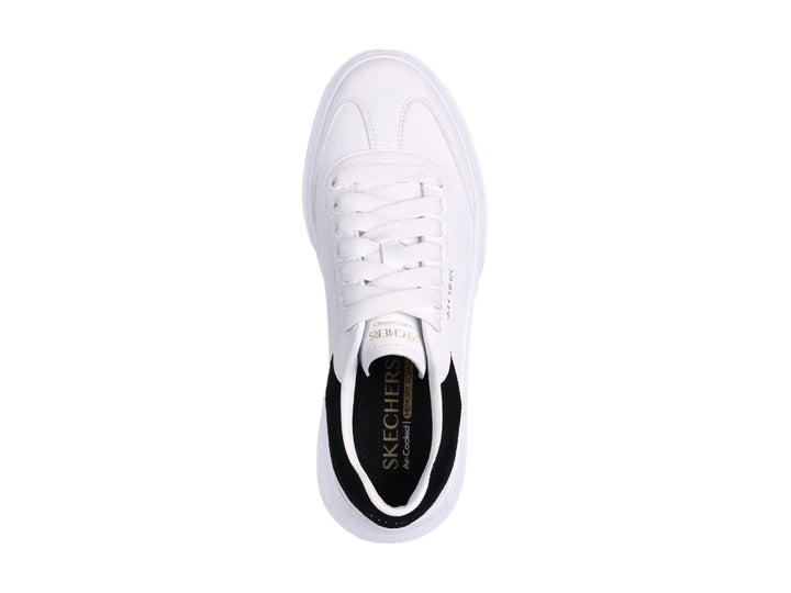 Tenis Skechers Cordova Classic en color blanco con detalle negro en el talón y suela de plataforma blanca.