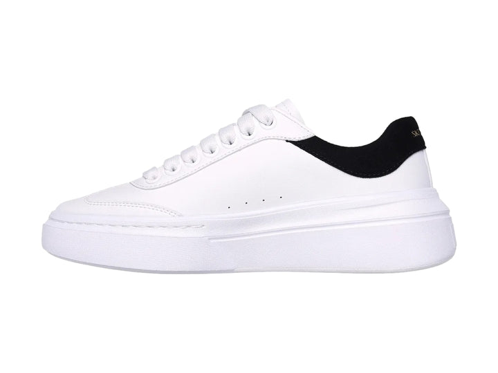 Tenis Skechers Cordova Classic en color blanco con detalle negro en el talón y suela de plataforma blanca.