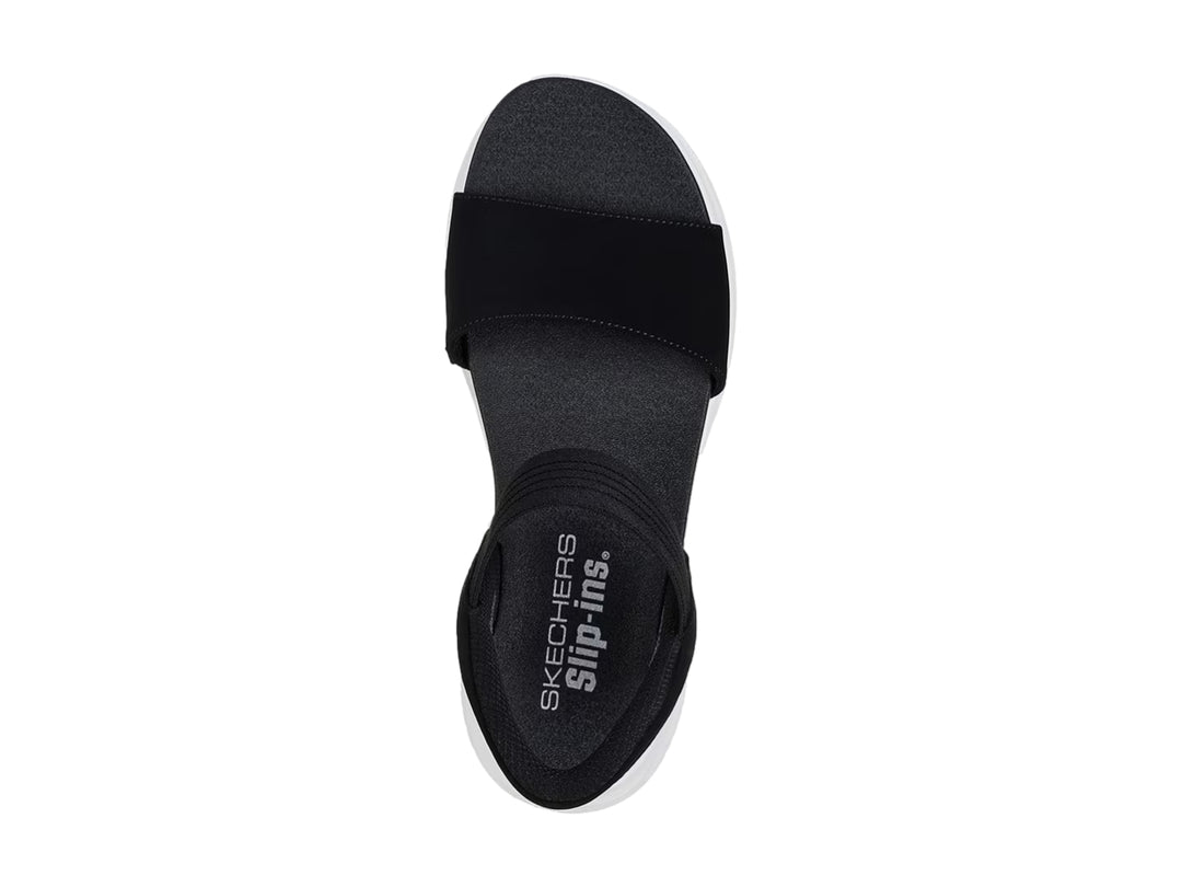 Sandalia Skechers Ultra Flex 3.0 en color negro con suela blanca gruesa y correas ajustables.