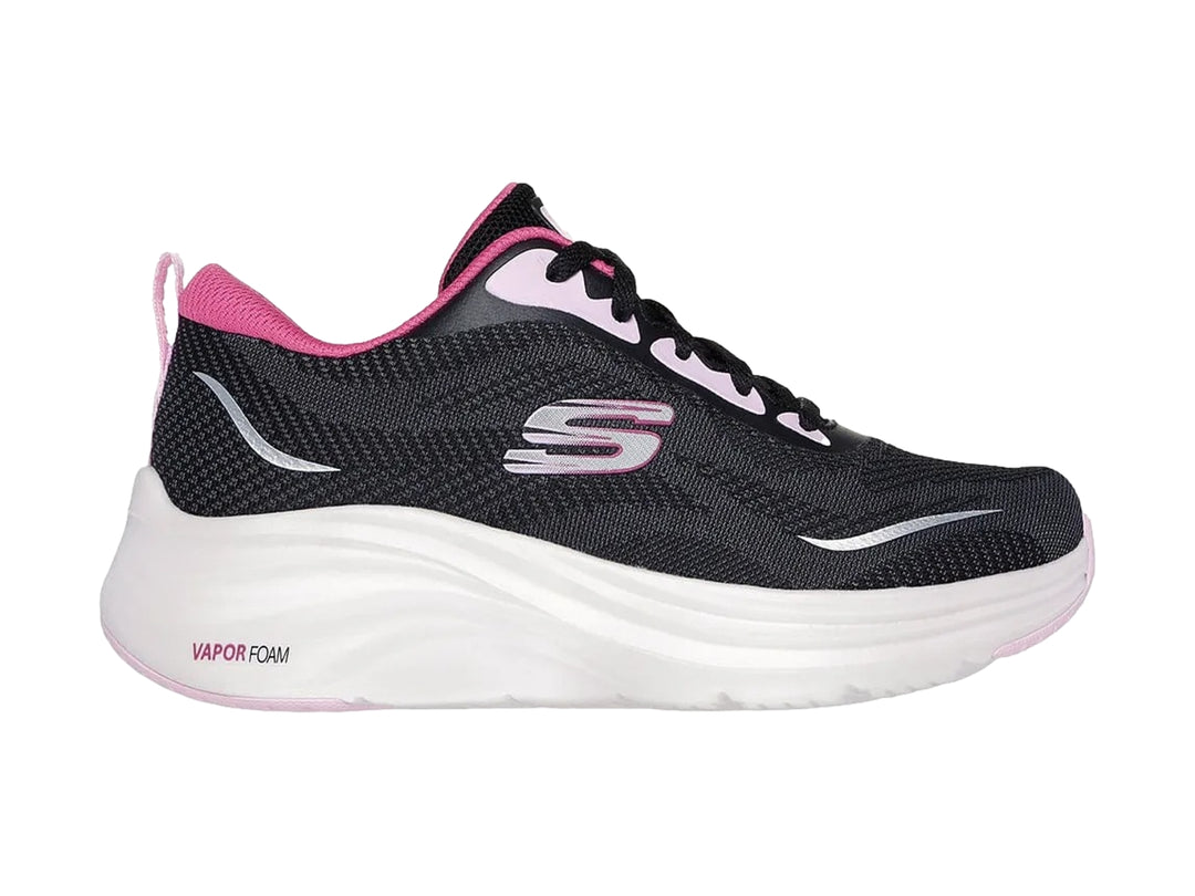 Tenis deportivos Skechers color negro con suela blanca y detalles en rosa.