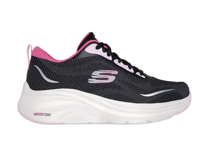 Tenis deportivos Skechers color negro con suela blanca y detalles en rosa.