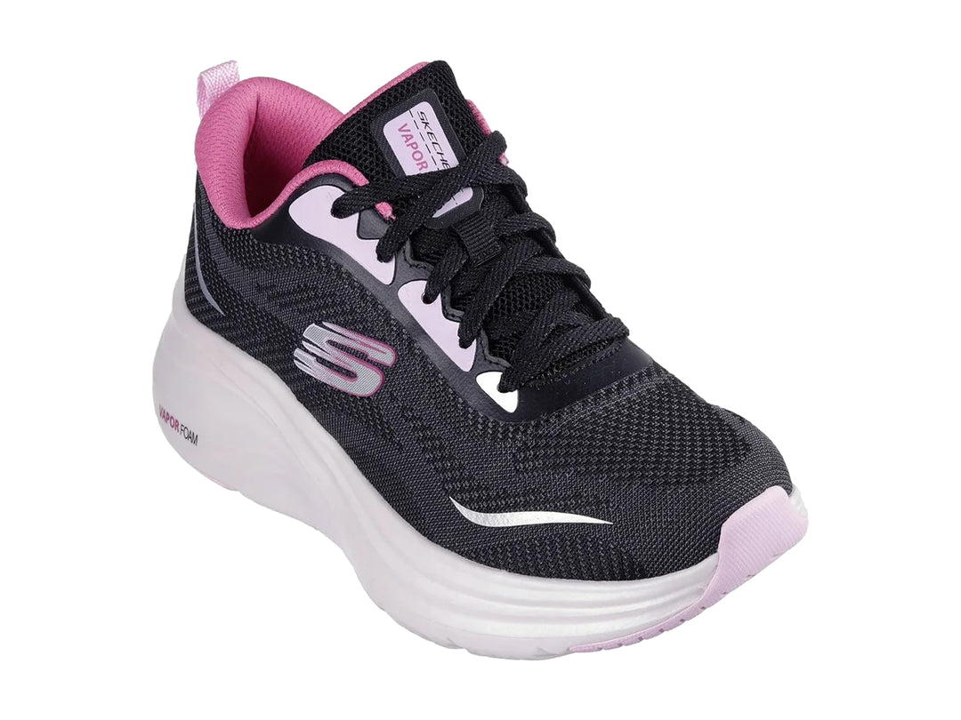Tenis deportivos Skechers color negro con suela blanca y detalles en rosa.