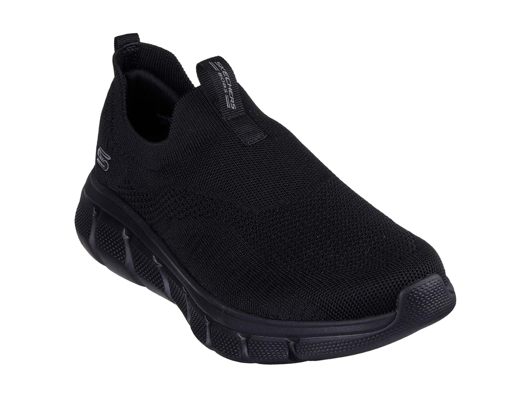 Tenis Skechers color negro, estilo slip-on con tejido transpirable y suela flexible.
