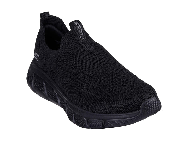 Tenis Skechers color negro, estilo slip-on con tejido transpirable y suela flexible.