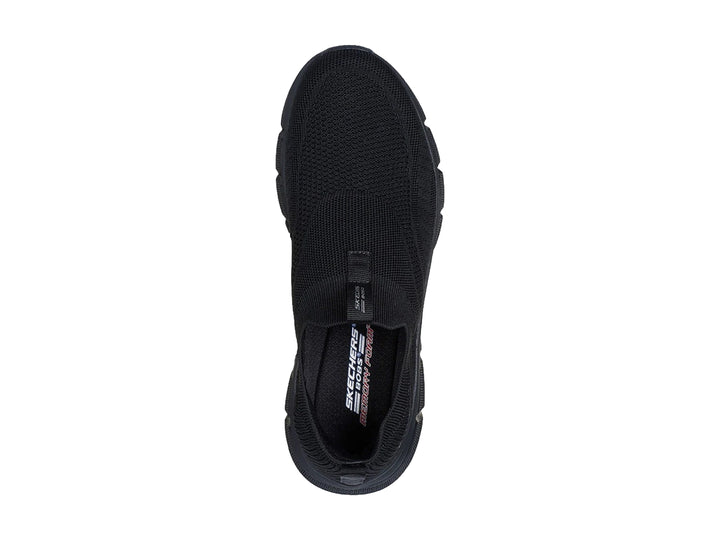 Tenis Skechers color negro, estilo slip-on con tejido transpirable y suela flexible.