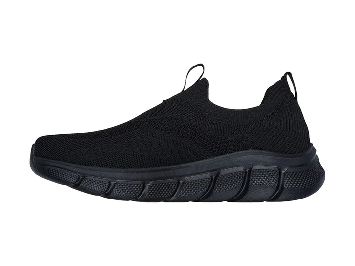 Tenis Skechers color negro, estilo slip-on con tejido transpirable y suela flexible.