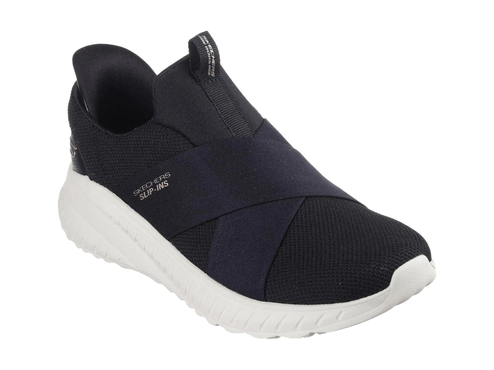 Tenis Skechers Slip-ins color negro con suela blanca, diseño deportivo y sin cordones.