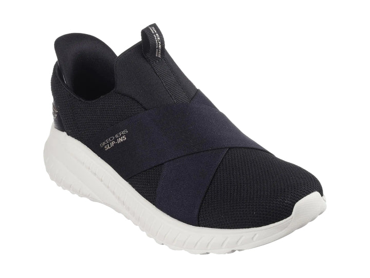 Tenis Skechers Slip-ins color negro con suela blanca, diseño deportivo y sin cordones.
