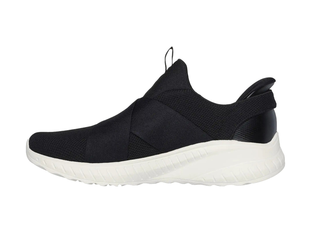 Tenis Skechers Slip-ins color negro con suela blanca, diseño deportivo y sin cordones.