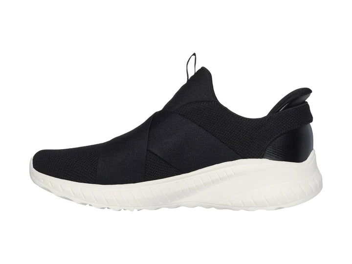 Tenis Skechers Slip-ins color negro con suela blanca, diseño deportivo y sin cordones.