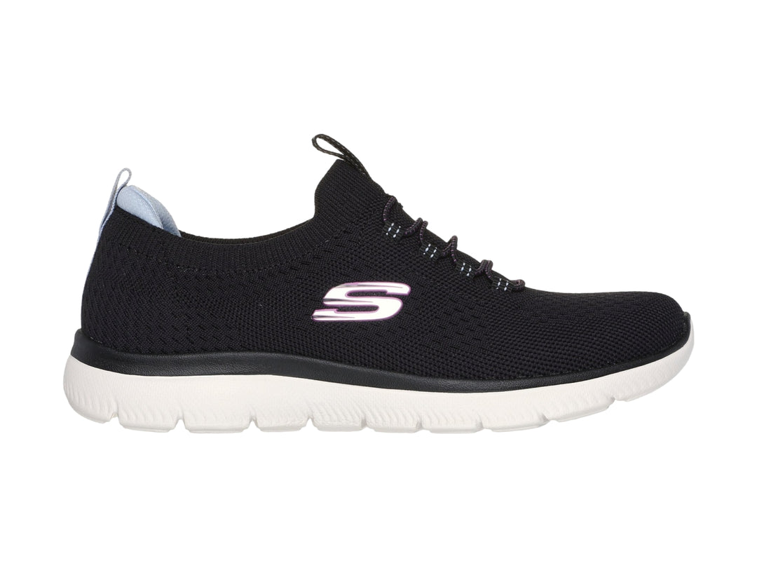 Tenis deportivos Skechers color negro con suela blanca y logotipo lateral en color rosa.