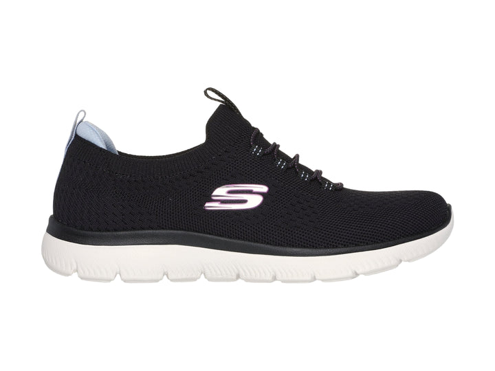 Tenis deportivos Skechers color negro con suela blanca y logotipo lateral en color rosa.