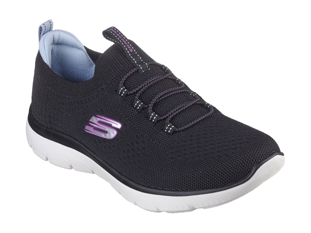 Tenis deportivos Skechers color negro con suela blanca y logotipo lateral en color rosa.