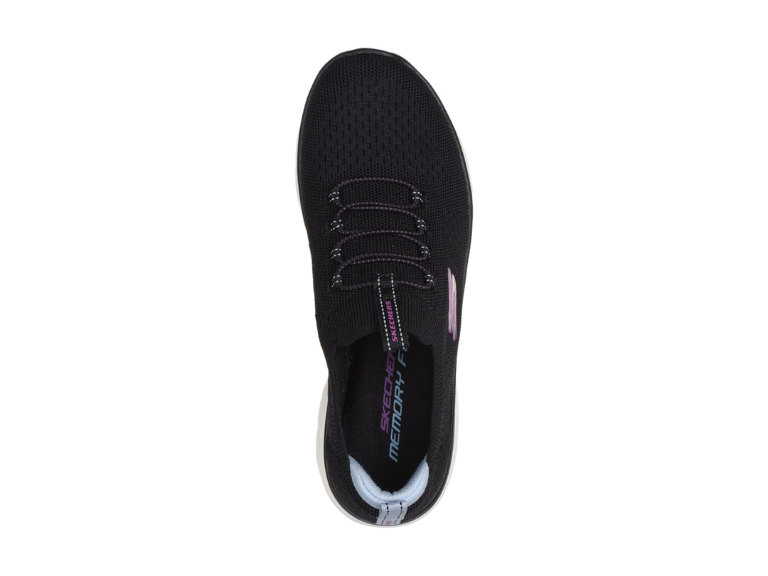 Tenis deportivos Skechers color negro con suela blanca y logotipo lateral en color rosa.