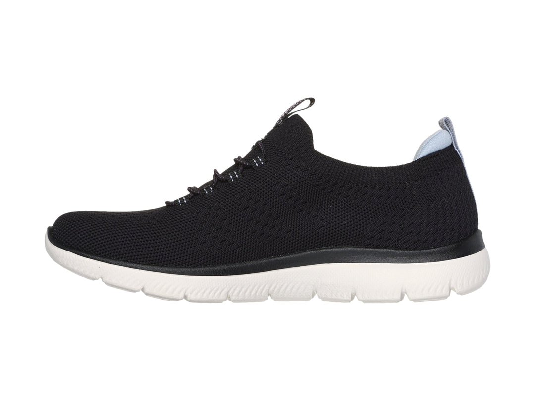 Tenis deportivos Skechers color negro con suela blanca y logotipo lateral en color rosa.