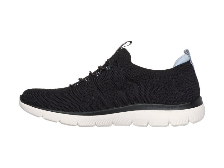 Tenis deportivos Skechers color negro con suela blanca y logotipo lateral en color rosa.