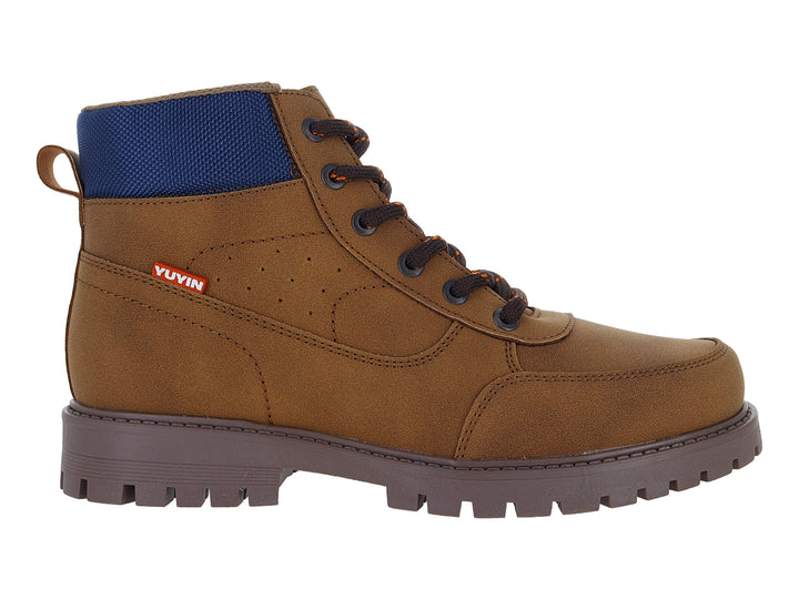 Bota casual color café con cuello textil azul y suela robusta marrón oscuro.