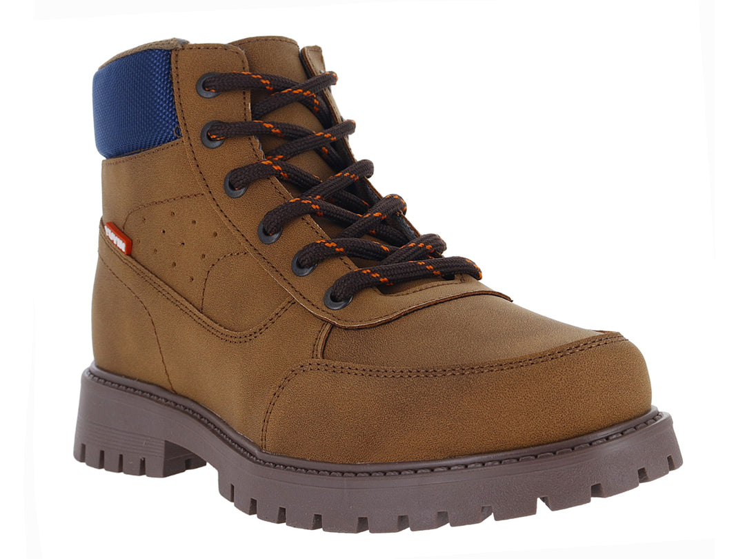 Bota casual color café con cuello textil azul y suela robusta marrón oscuro.