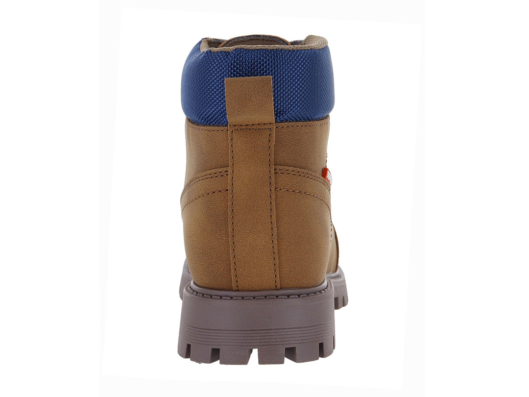 Bota casual color café con cuello textil azul y suela robusta marrón oscuro.