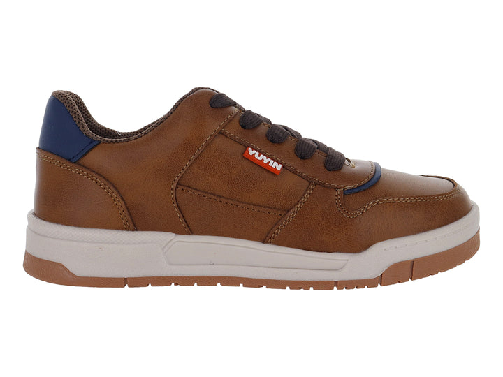 Tenis casuales para niño en color café con suela blanca y detalles en azul.