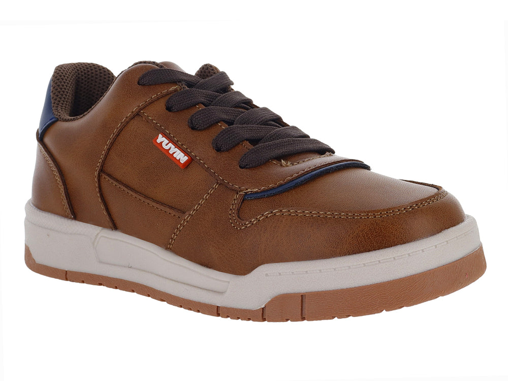 Tenis casuales para niño en color café con suela blanca y detalles en azul.