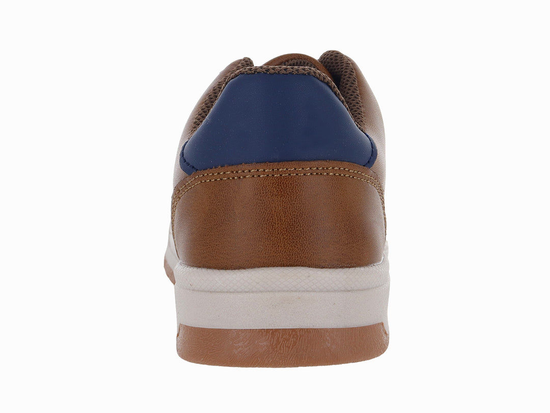 Tenis casuales para niño en color café con suela blanca y detalles en azul.