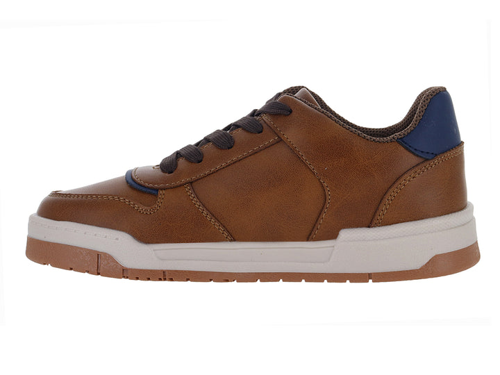 Tenis casuales para niño en color café con suela blanca y detalles en azul.