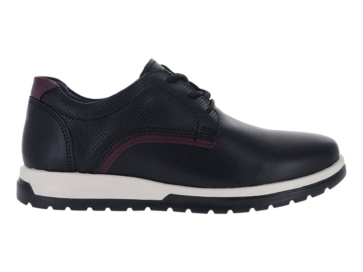 Zapato casual negro para niño con suela blanca y detalles en color guinda.