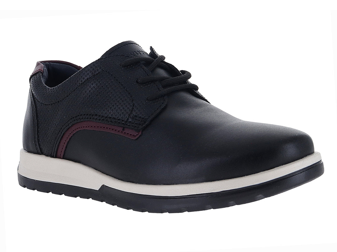 Zapato casual negro para niño con suela blanca y detalles en color guinda.